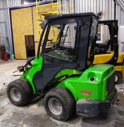 Металлическая кабина для минипогрузчика AVANT 640